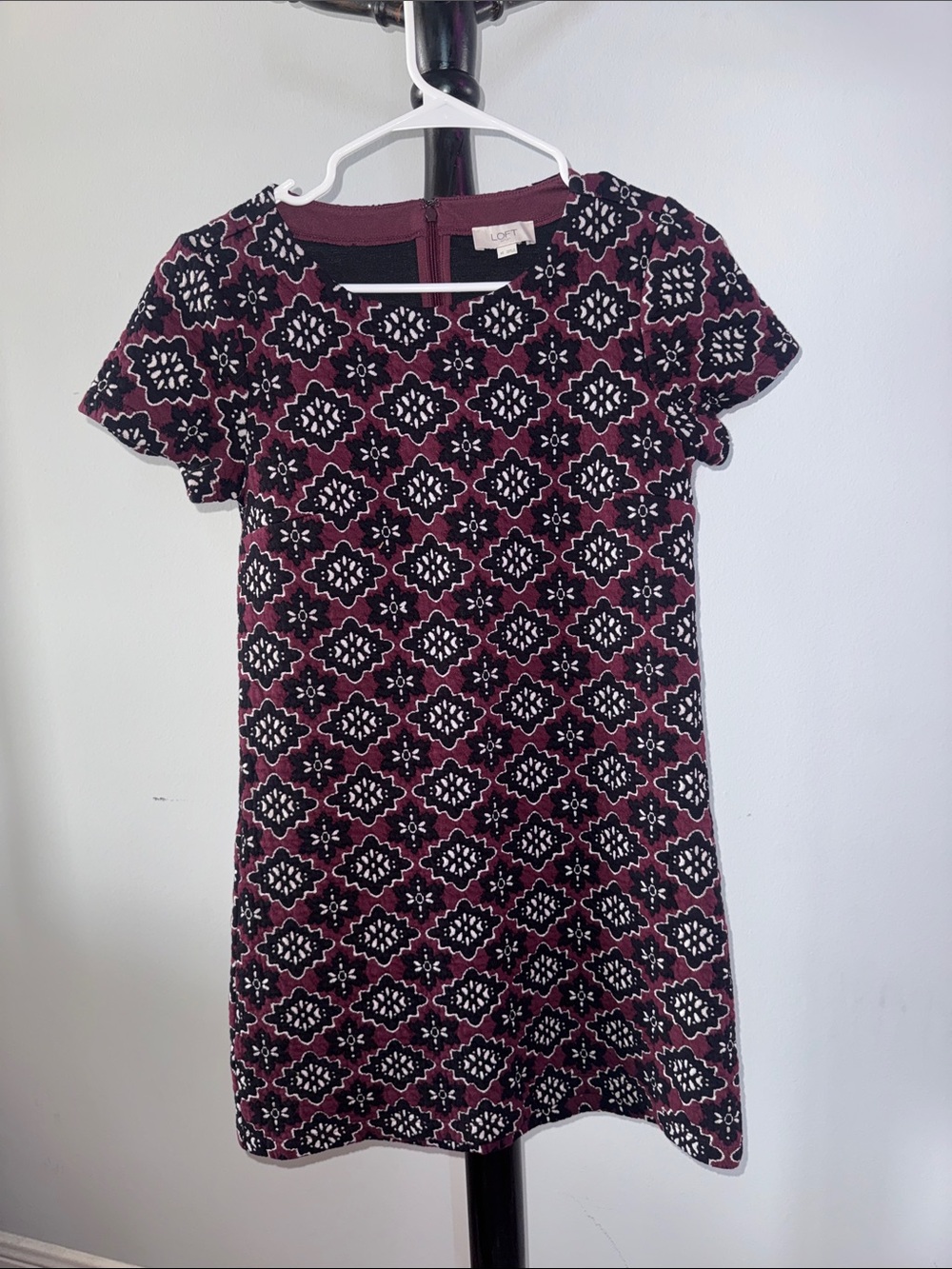 Loft Floral Tile Print Short Sleeve Dress in Burgundy 17.2.B.1